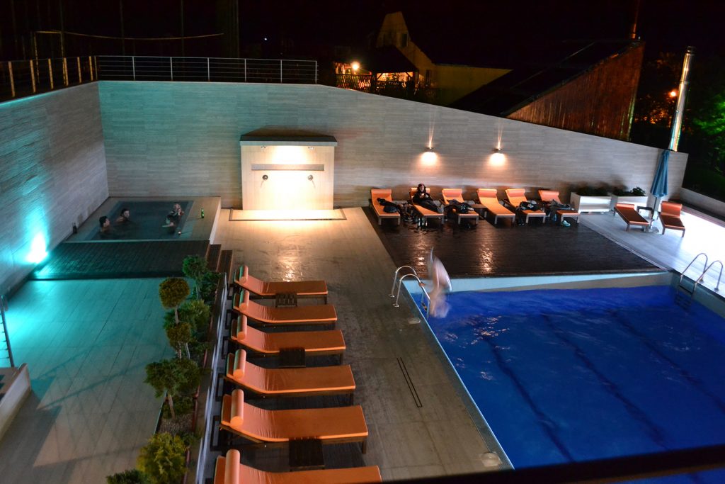 piscina de inot cu sezlonguri